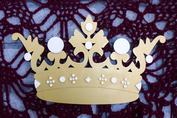 Логотип короны из дерева
